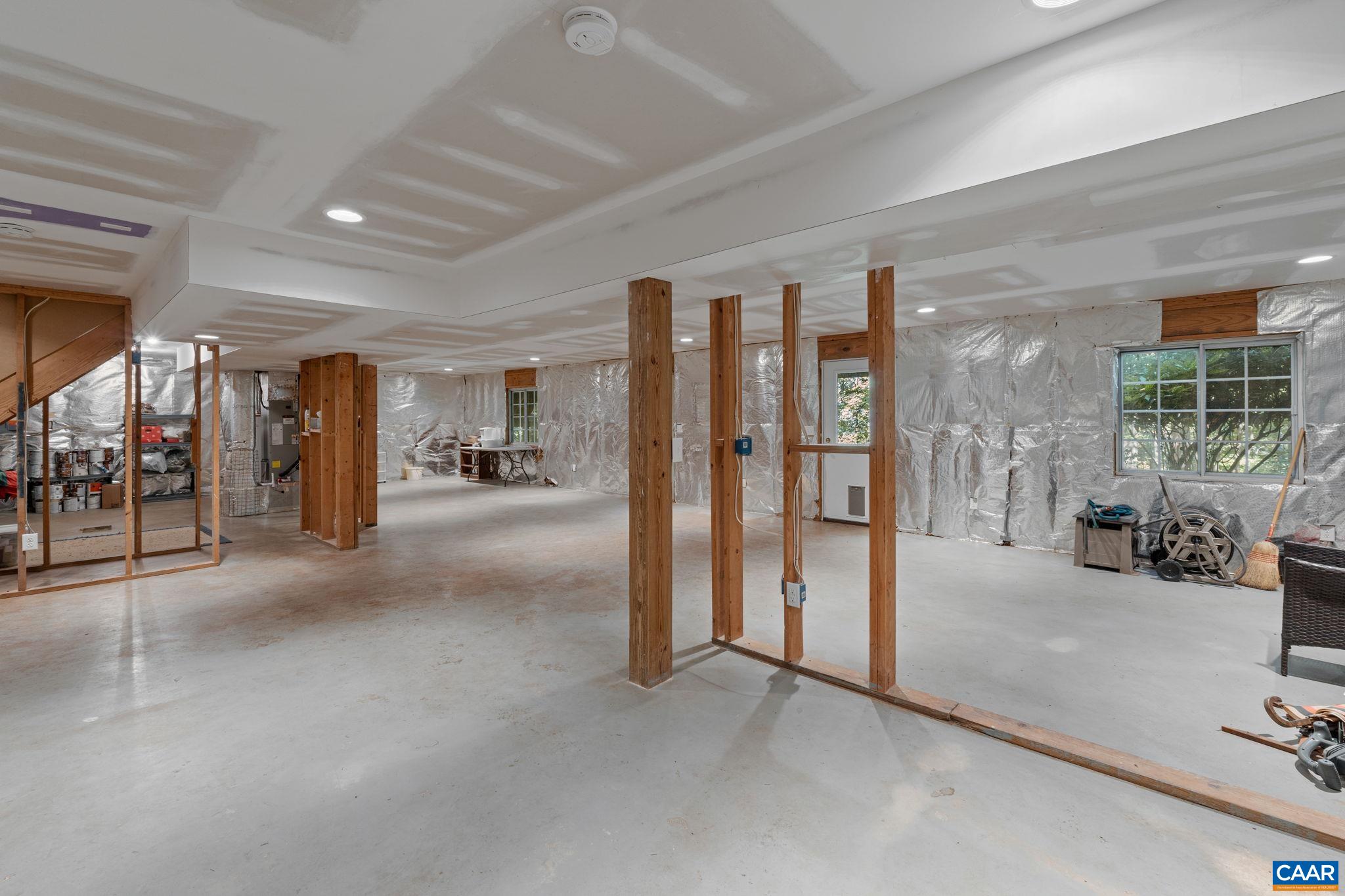56 HICKORY LN