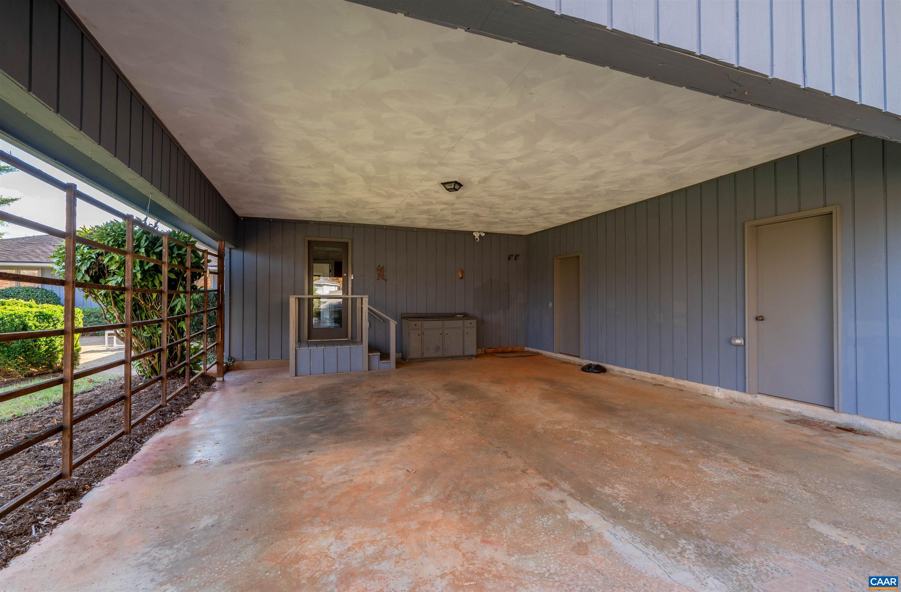 1221 WEST LEIGH DR