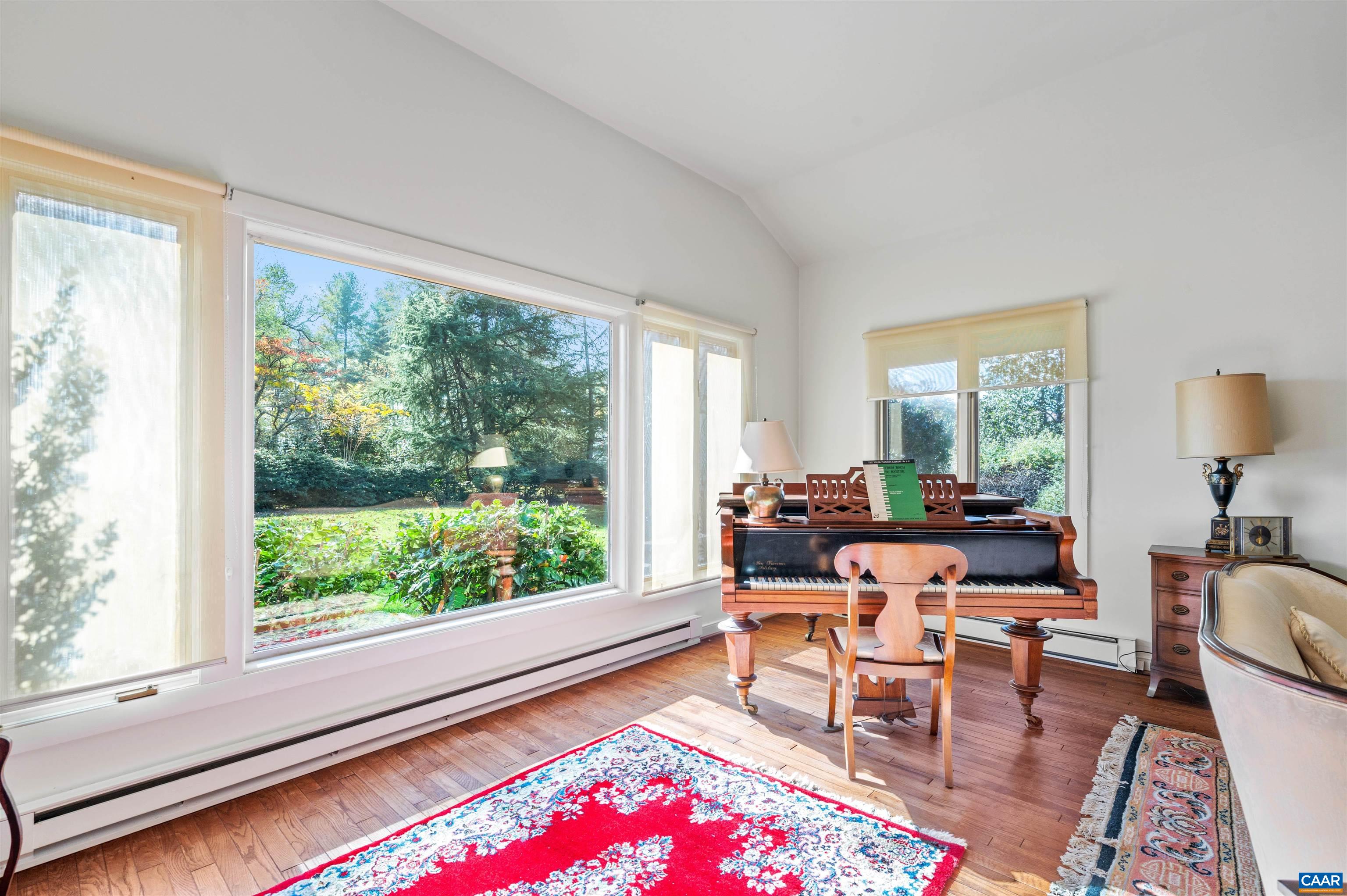 1221 WEST LEIGH DR