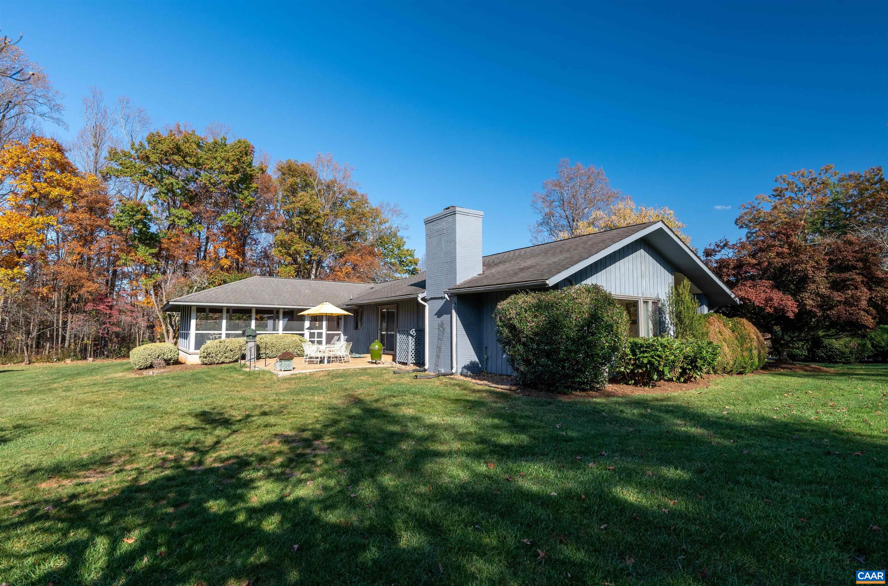 1221 WEST LEIGH DR