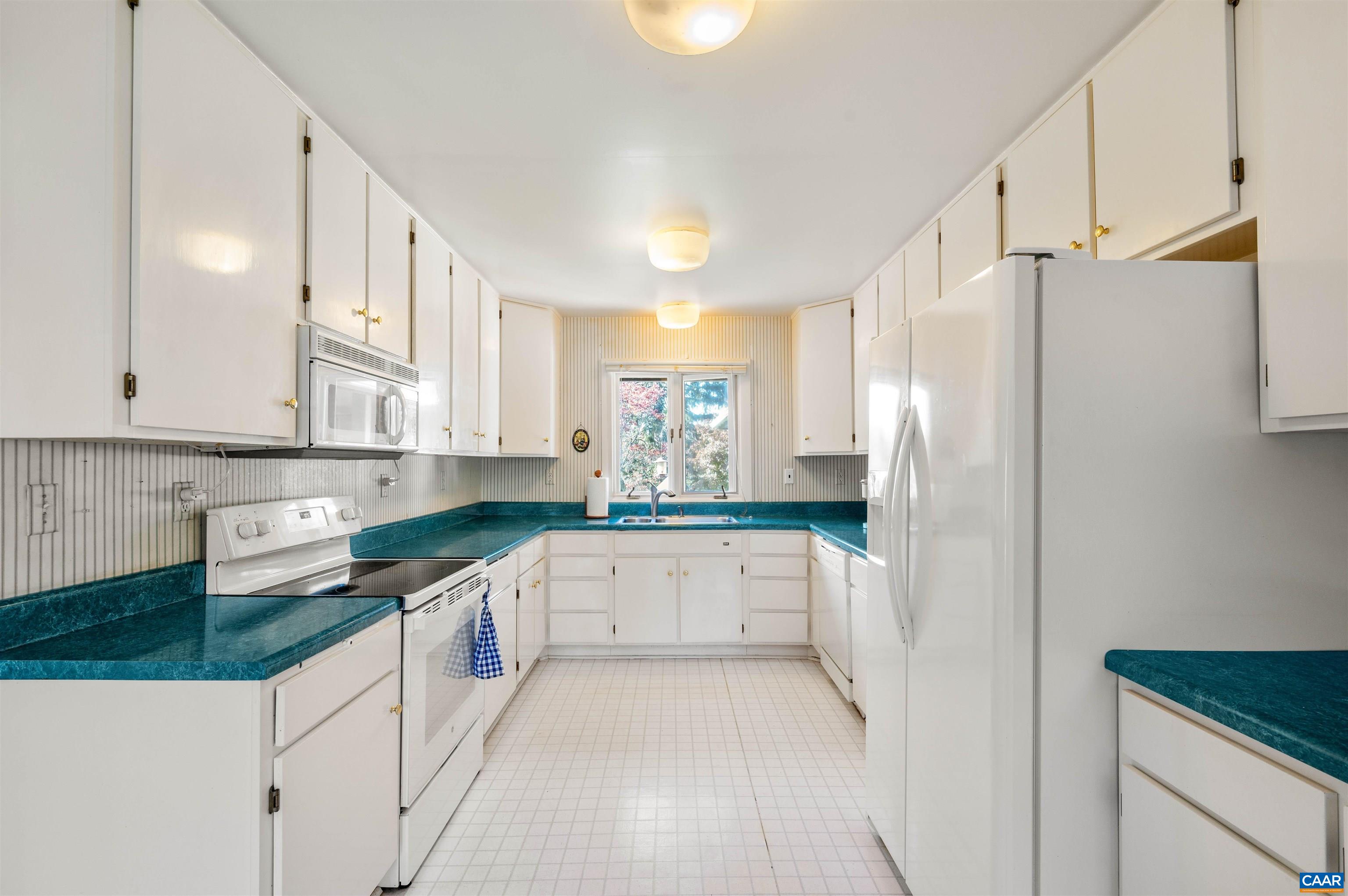 1221 WEST LEIGH DR