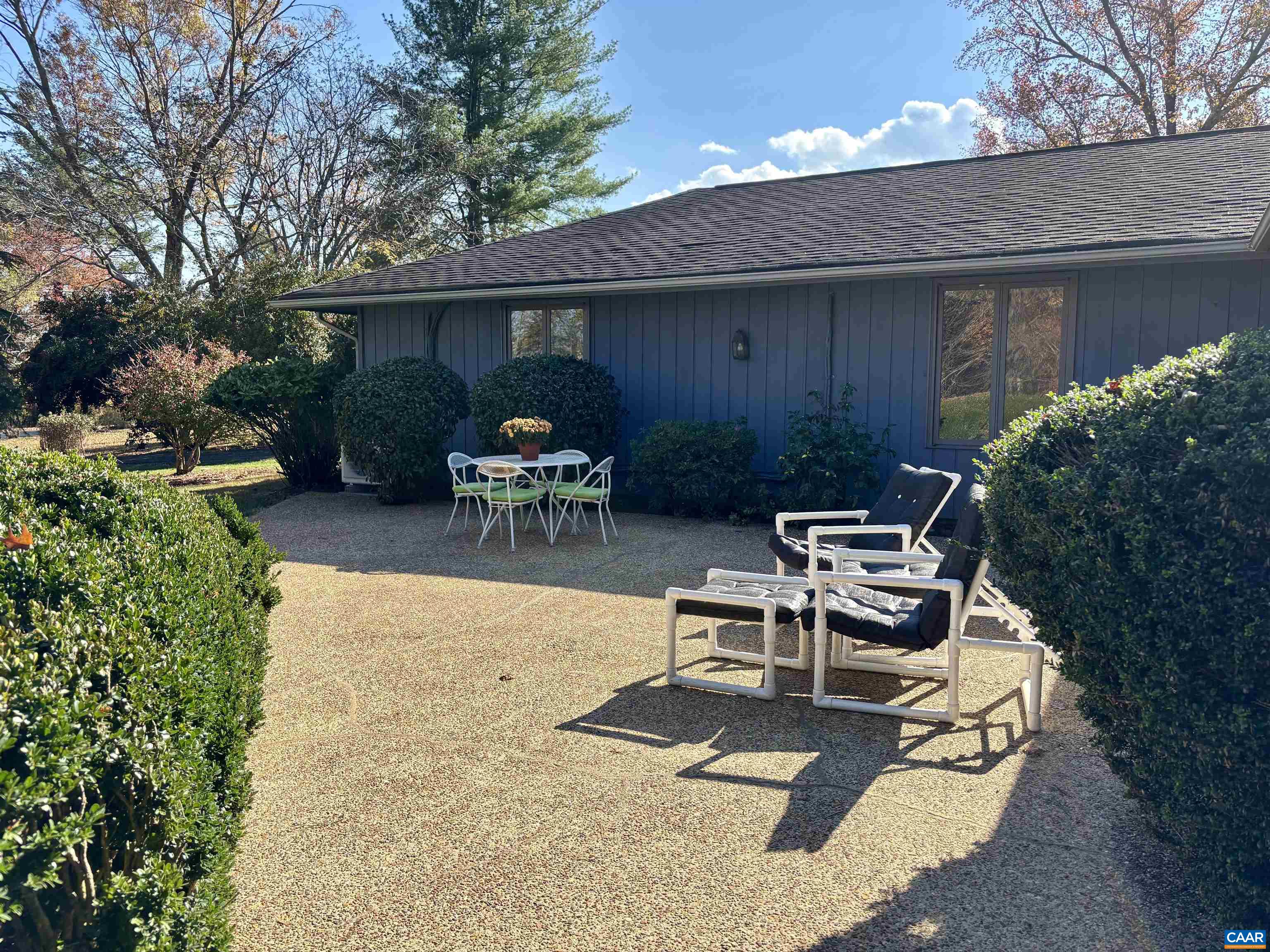 1221 WEST LEIGH DR