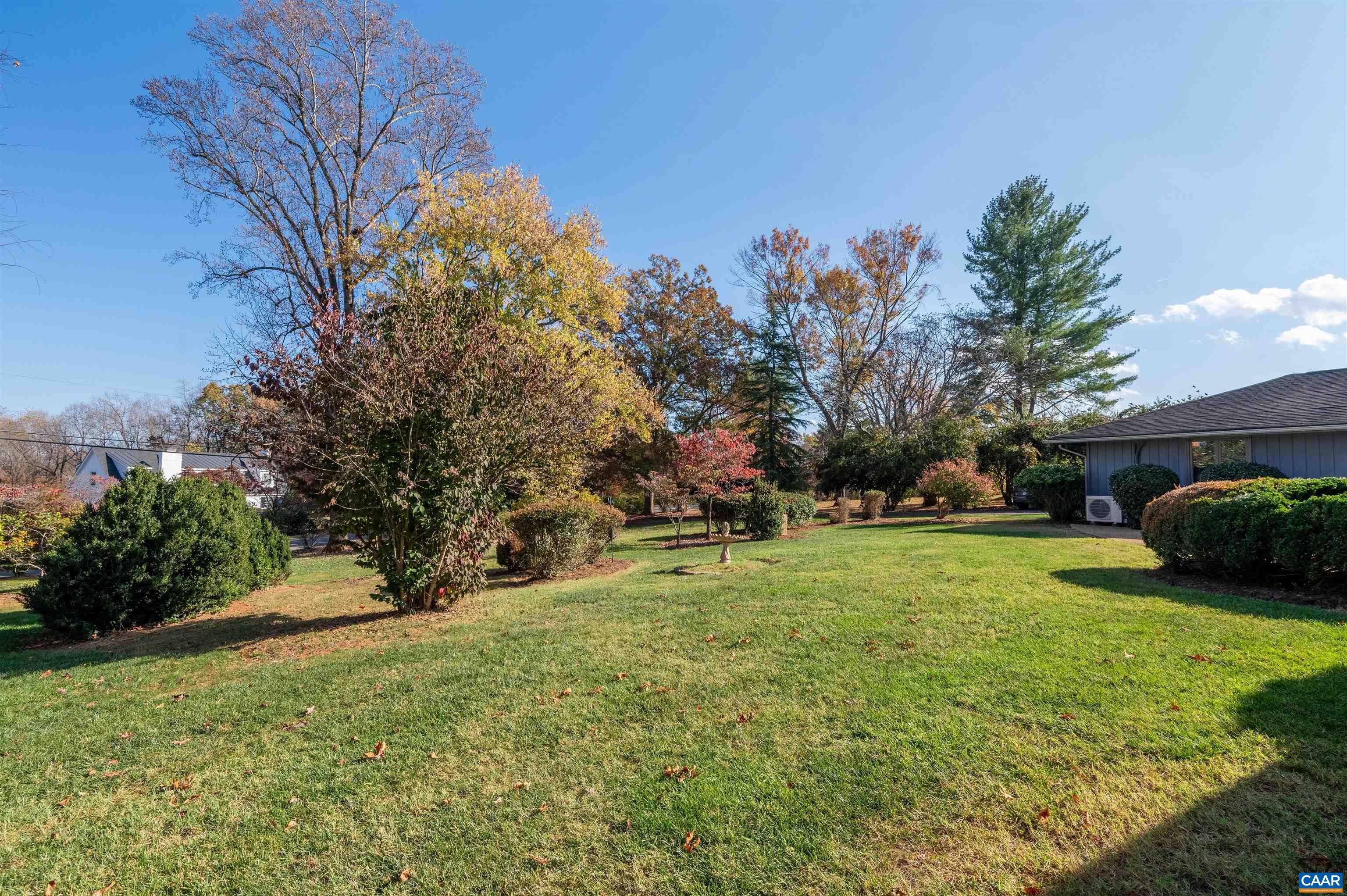 1221 WEST LEIGH DR