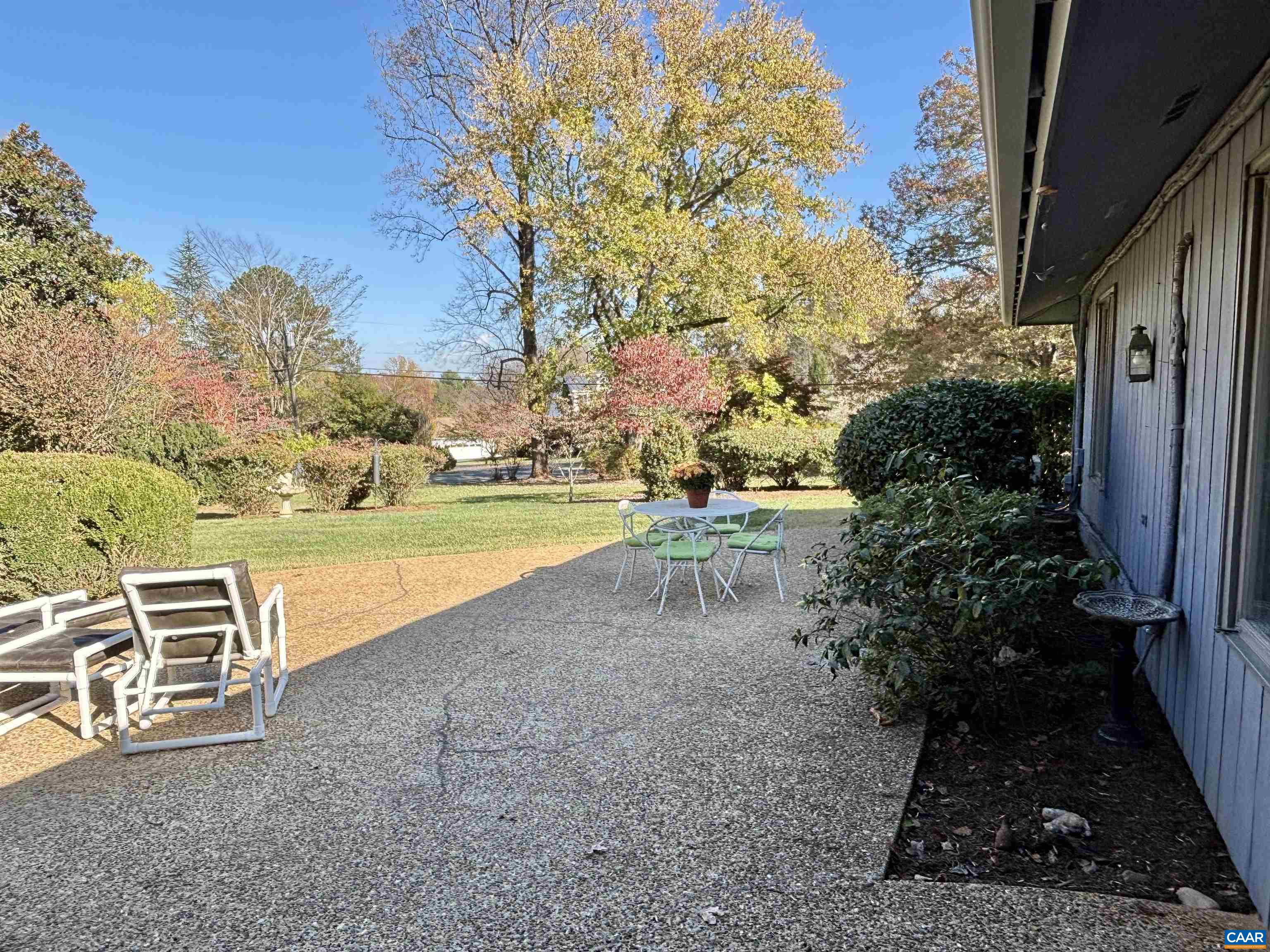 1221 WEST LEIGH DR