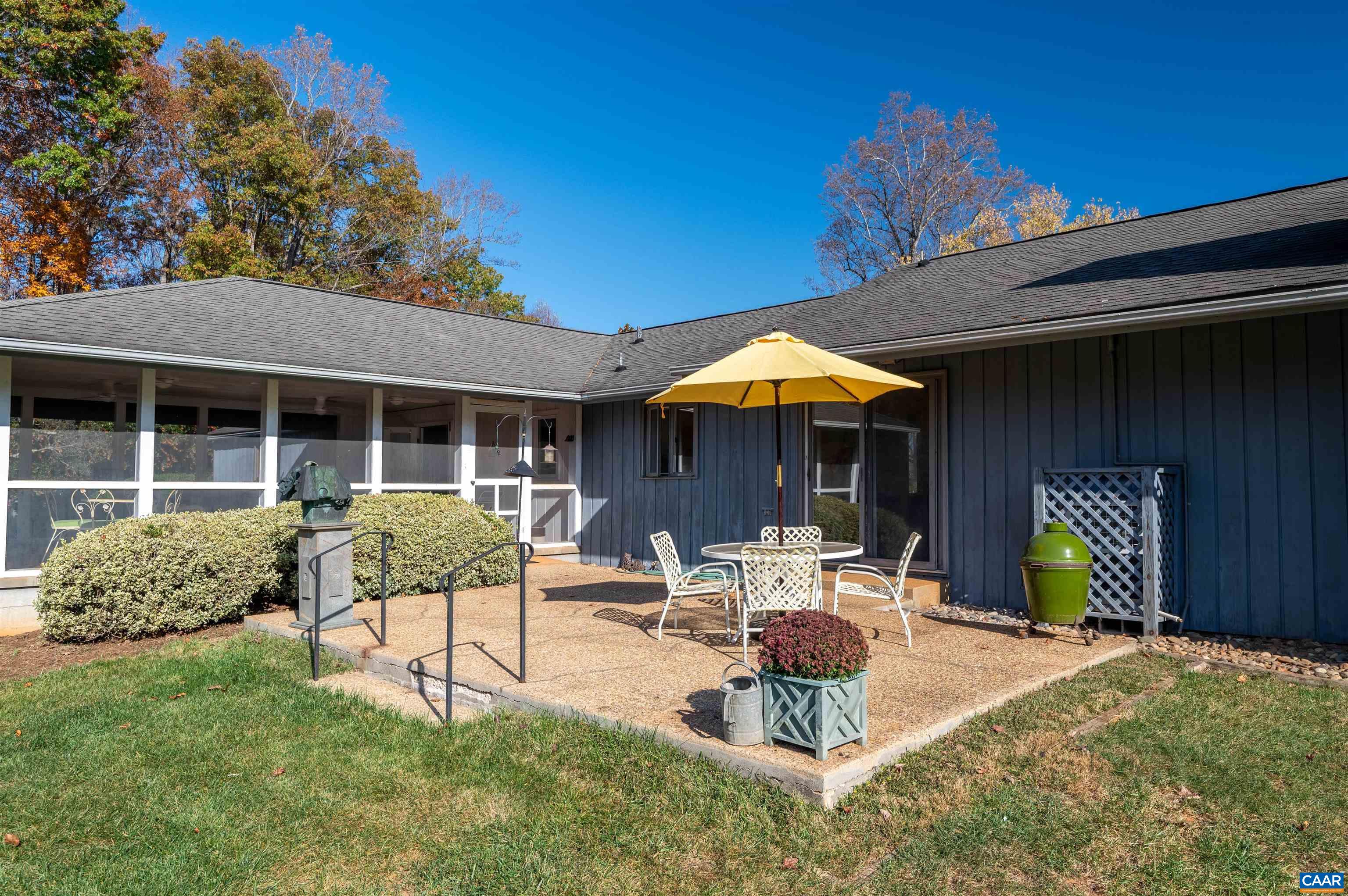 1221 WEST LEIGH DR