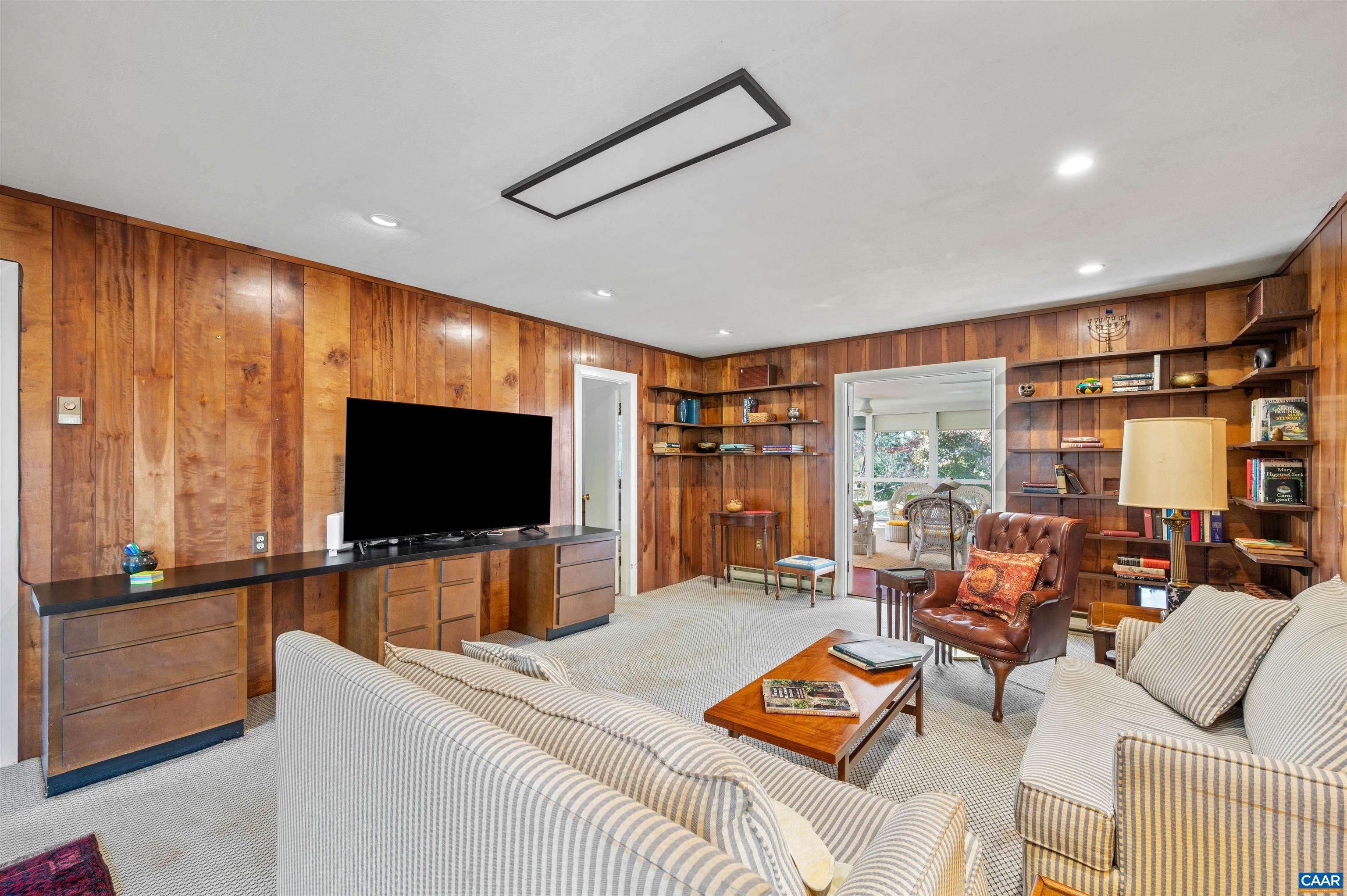1221 WEST LEIGH DR