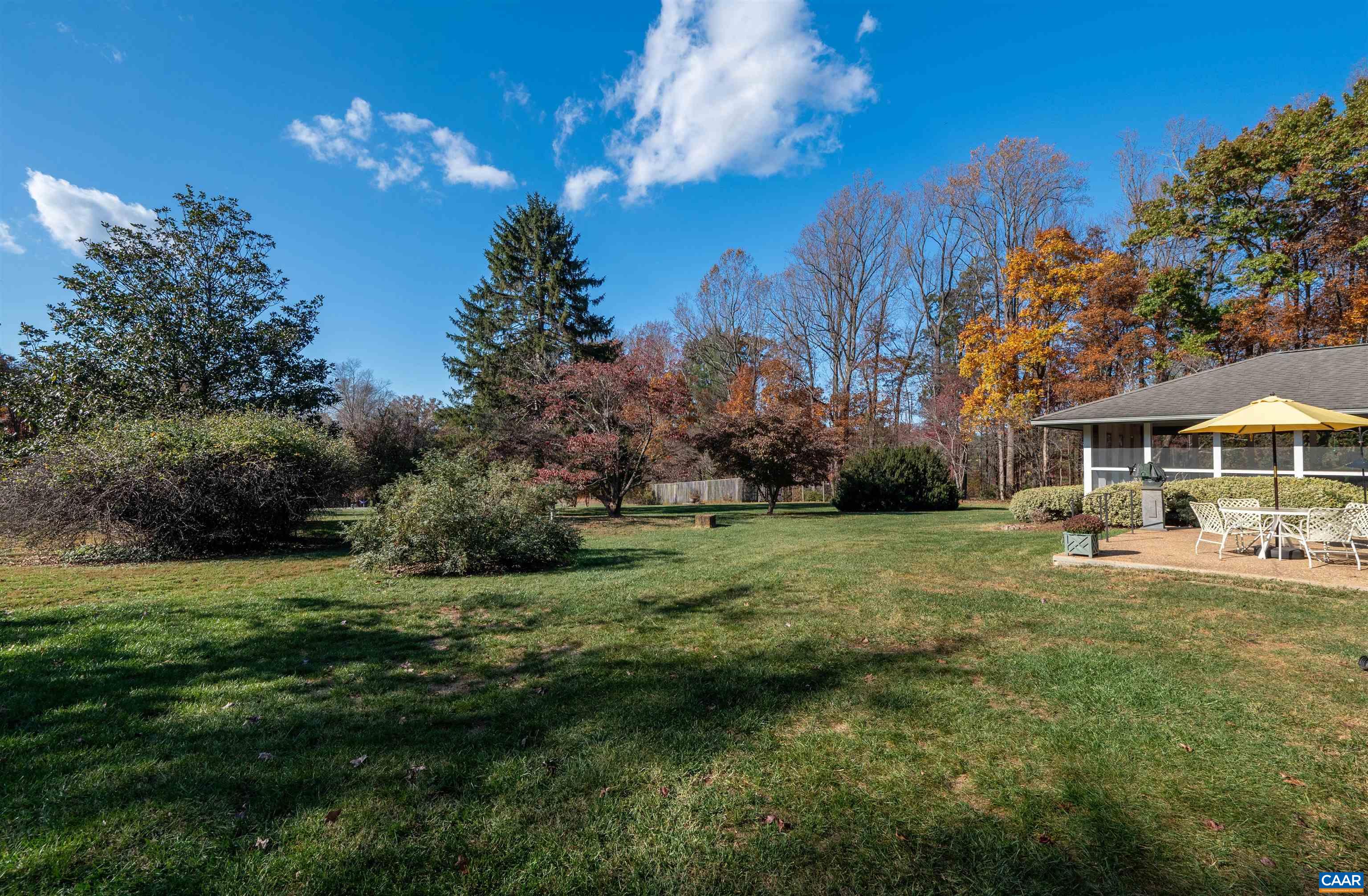 1221 WEST LEIGH DR