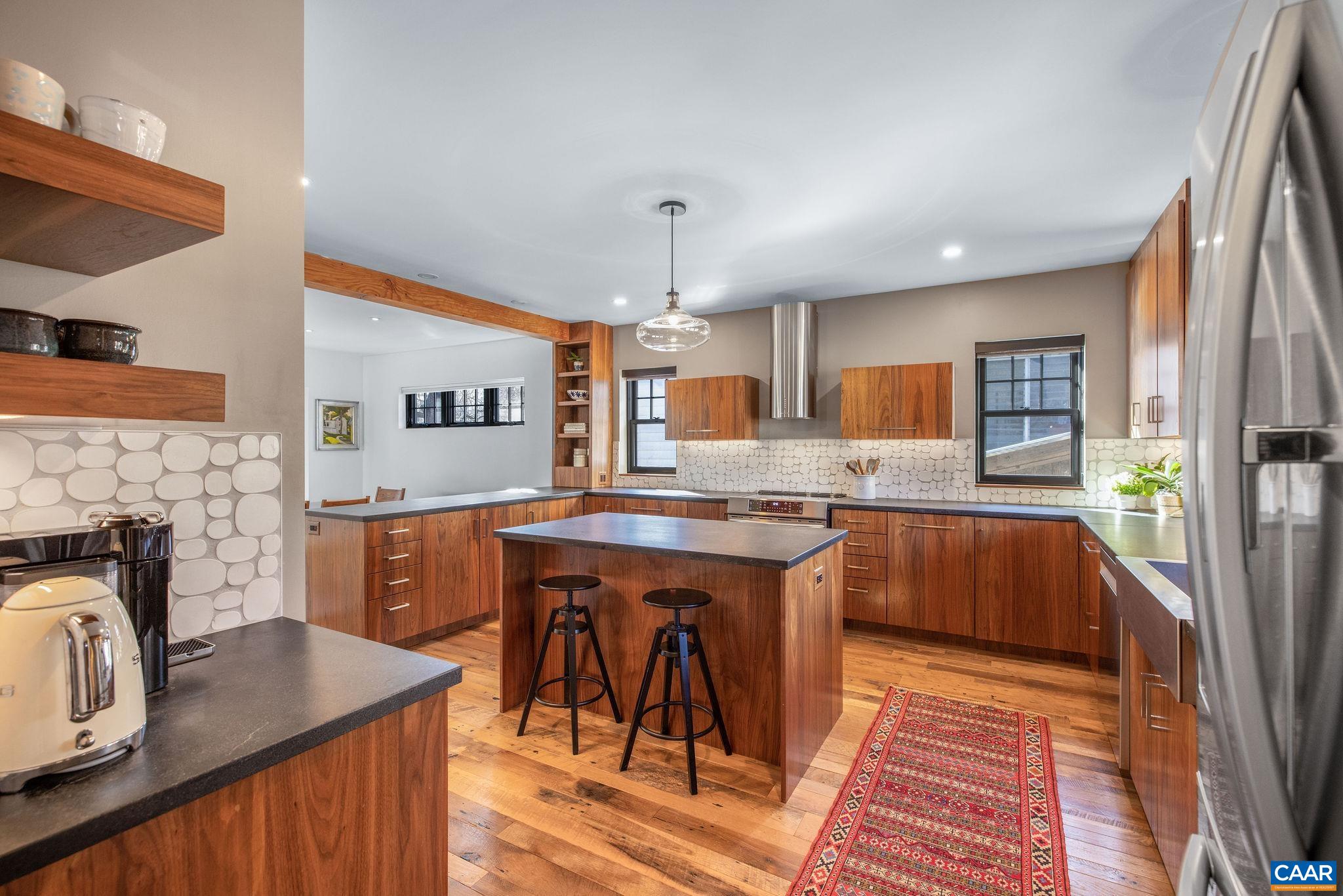 748 LEXINGTON AVE