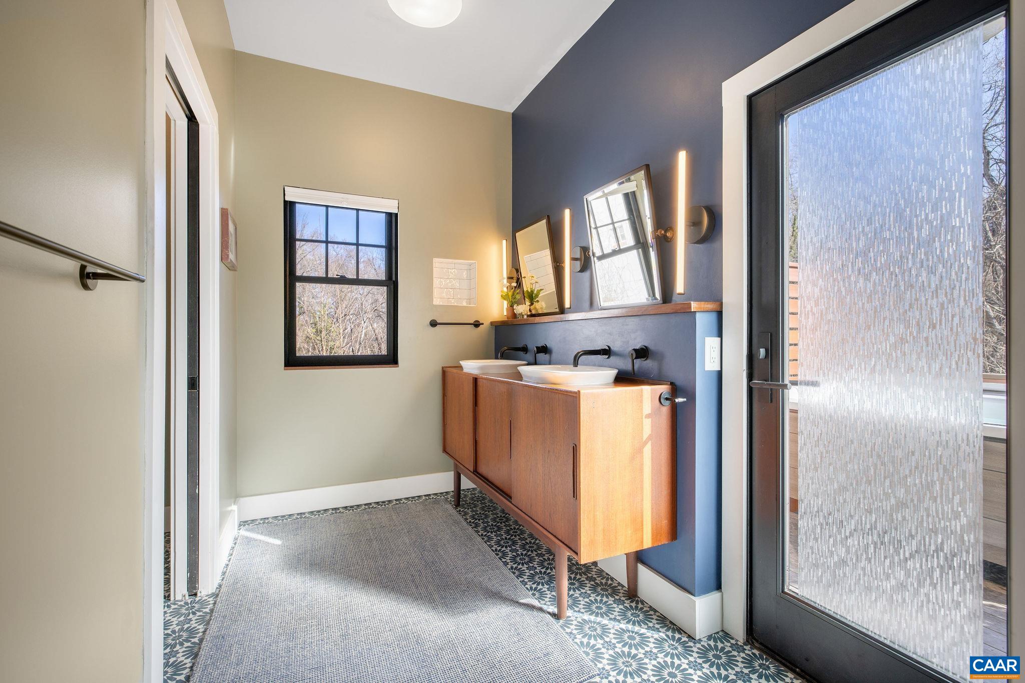 748 LEXINGTON AVE
