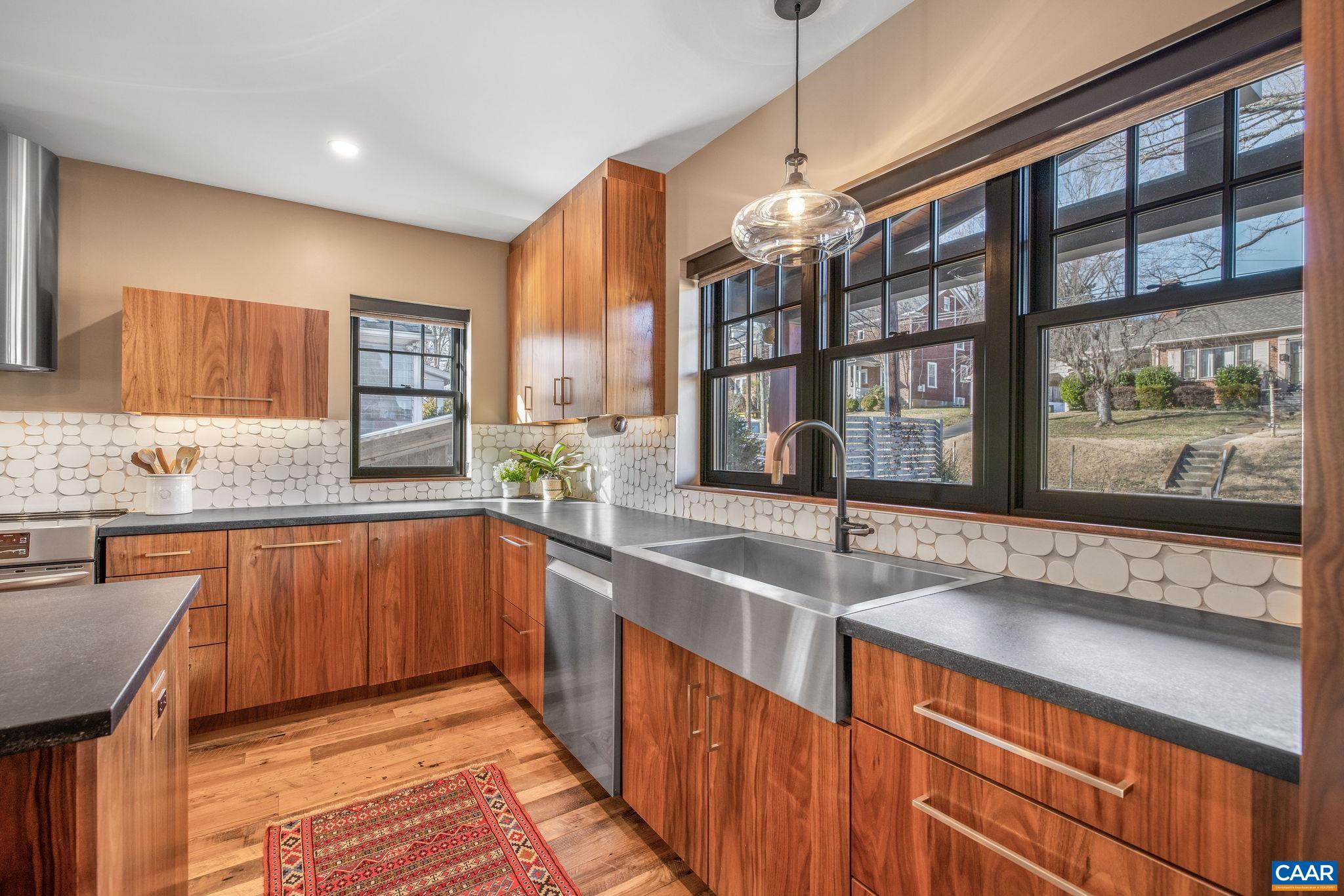 748 LEXINGTON AVE