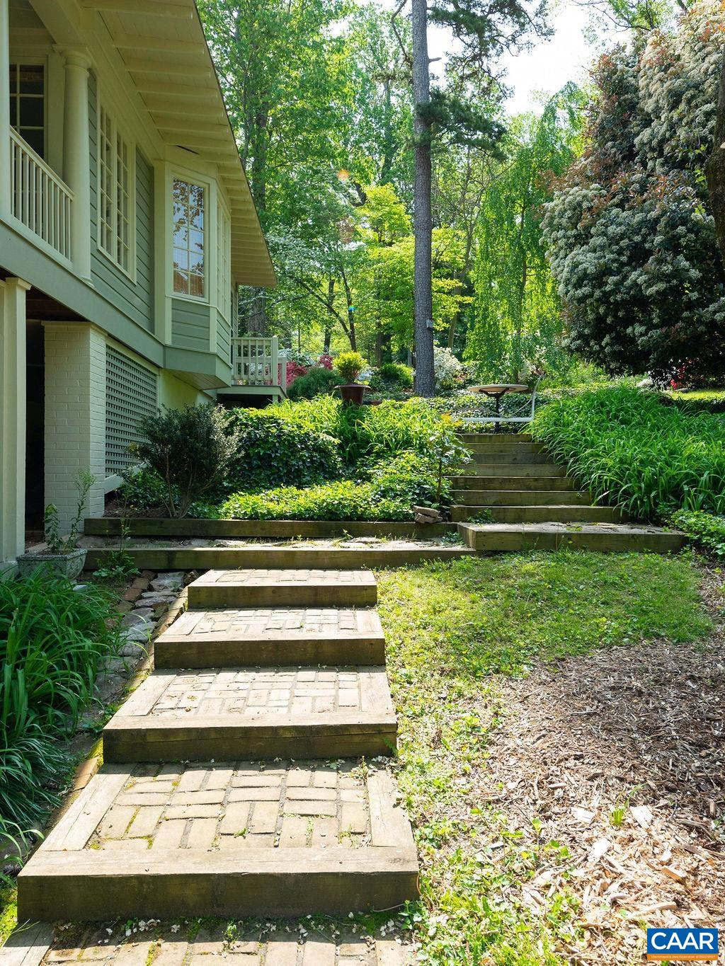 907 COTTAGE LN