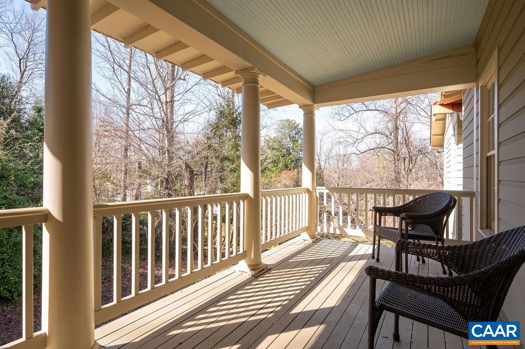 907 COTTAGE LN