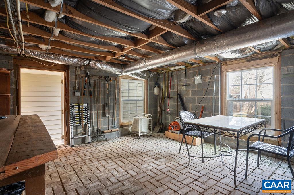 907 COTTAGE LN