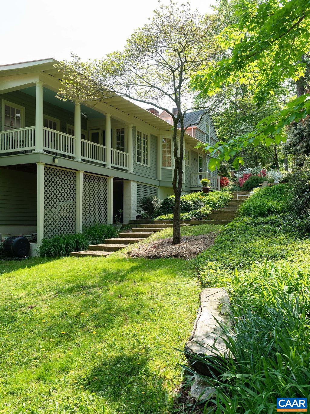 907 COTTAGE LN