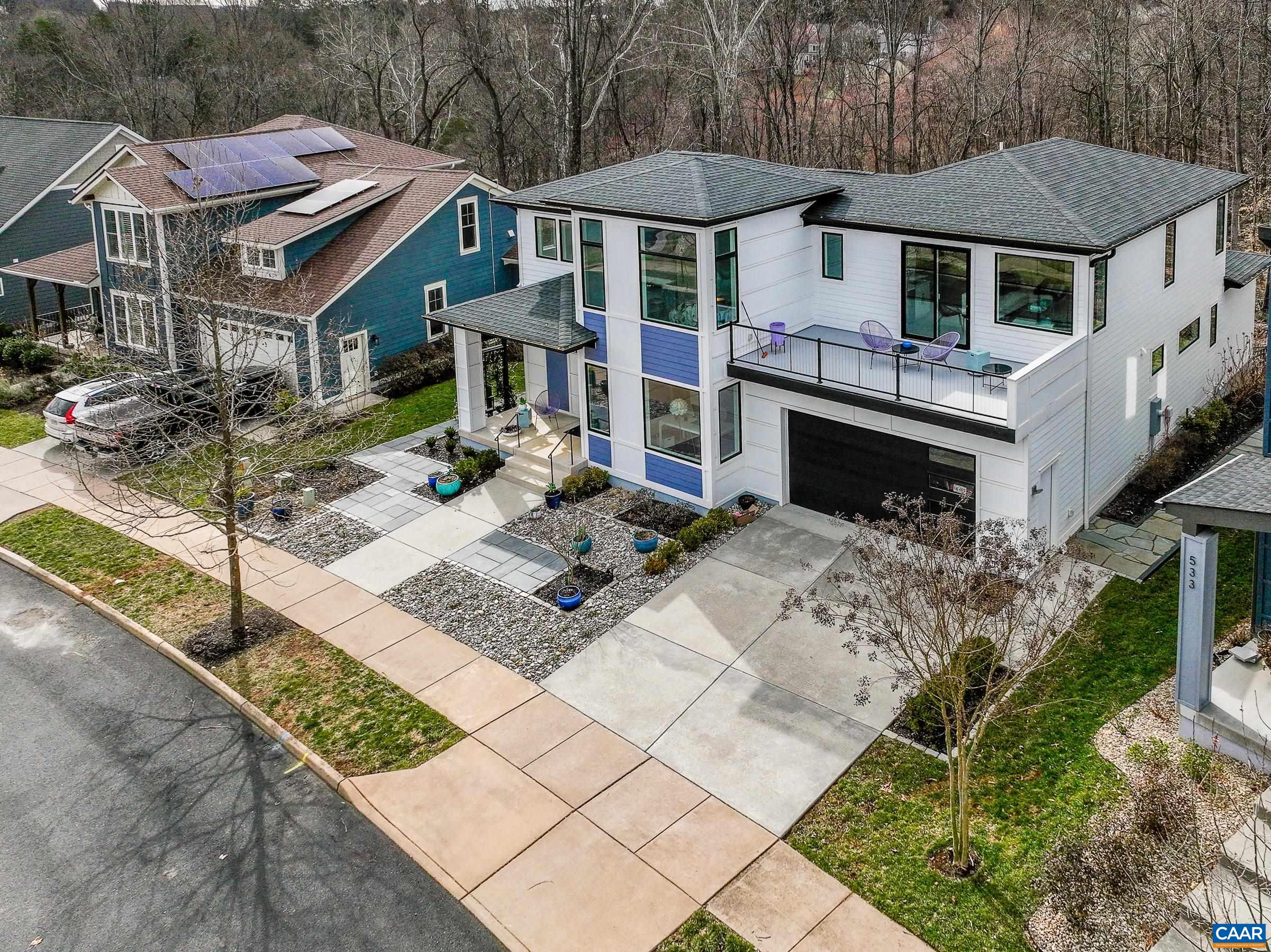 527 LOCHLYN HILL DR
