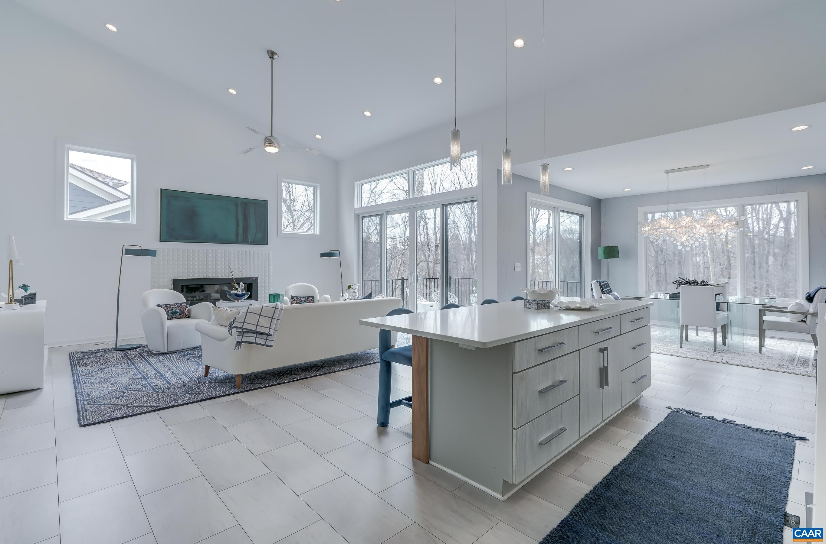 527 LOCHLYN HILL DR