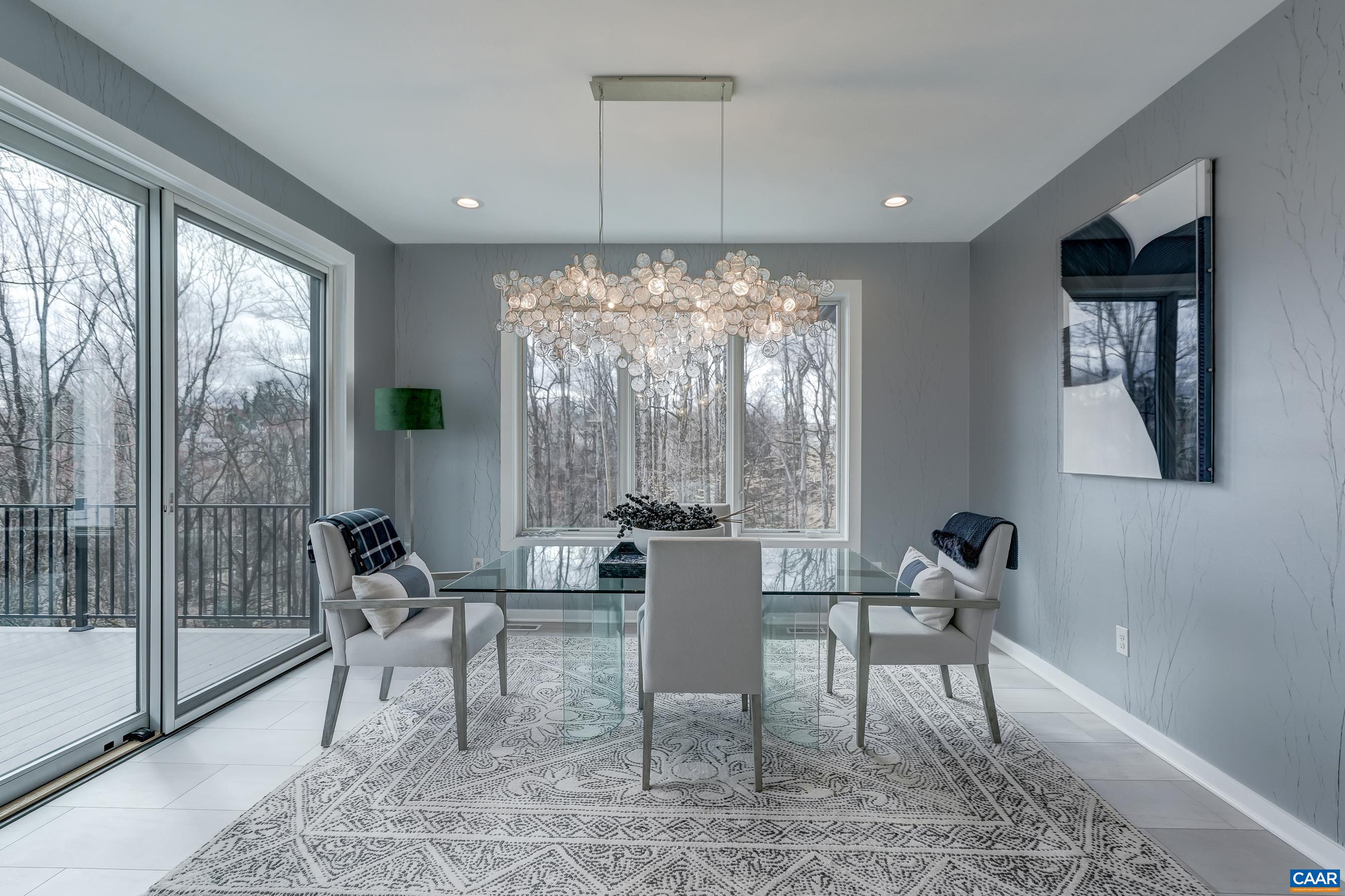 527 LOCHLYN HILL DR