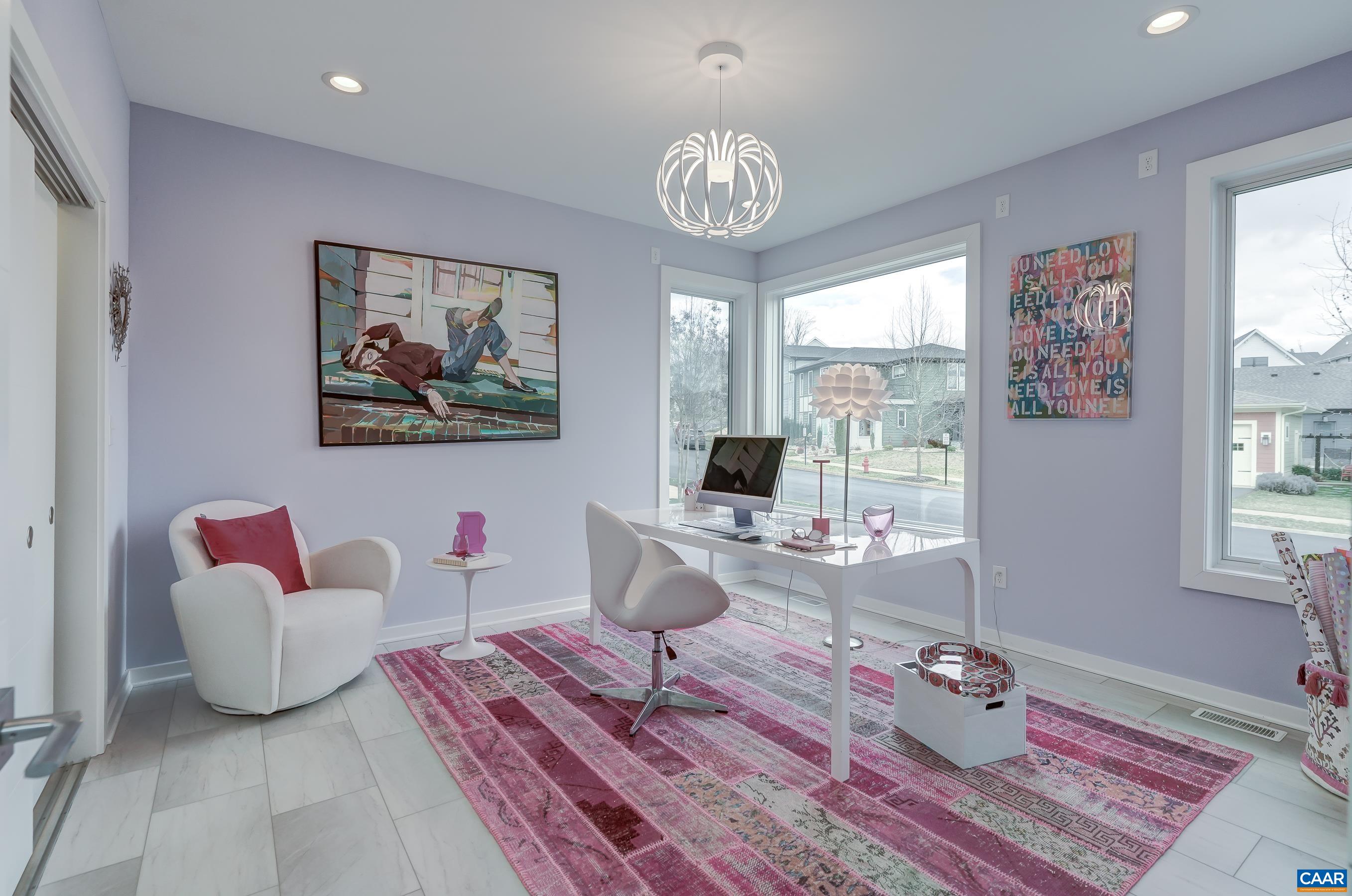527 LOCHLYN HILL DR