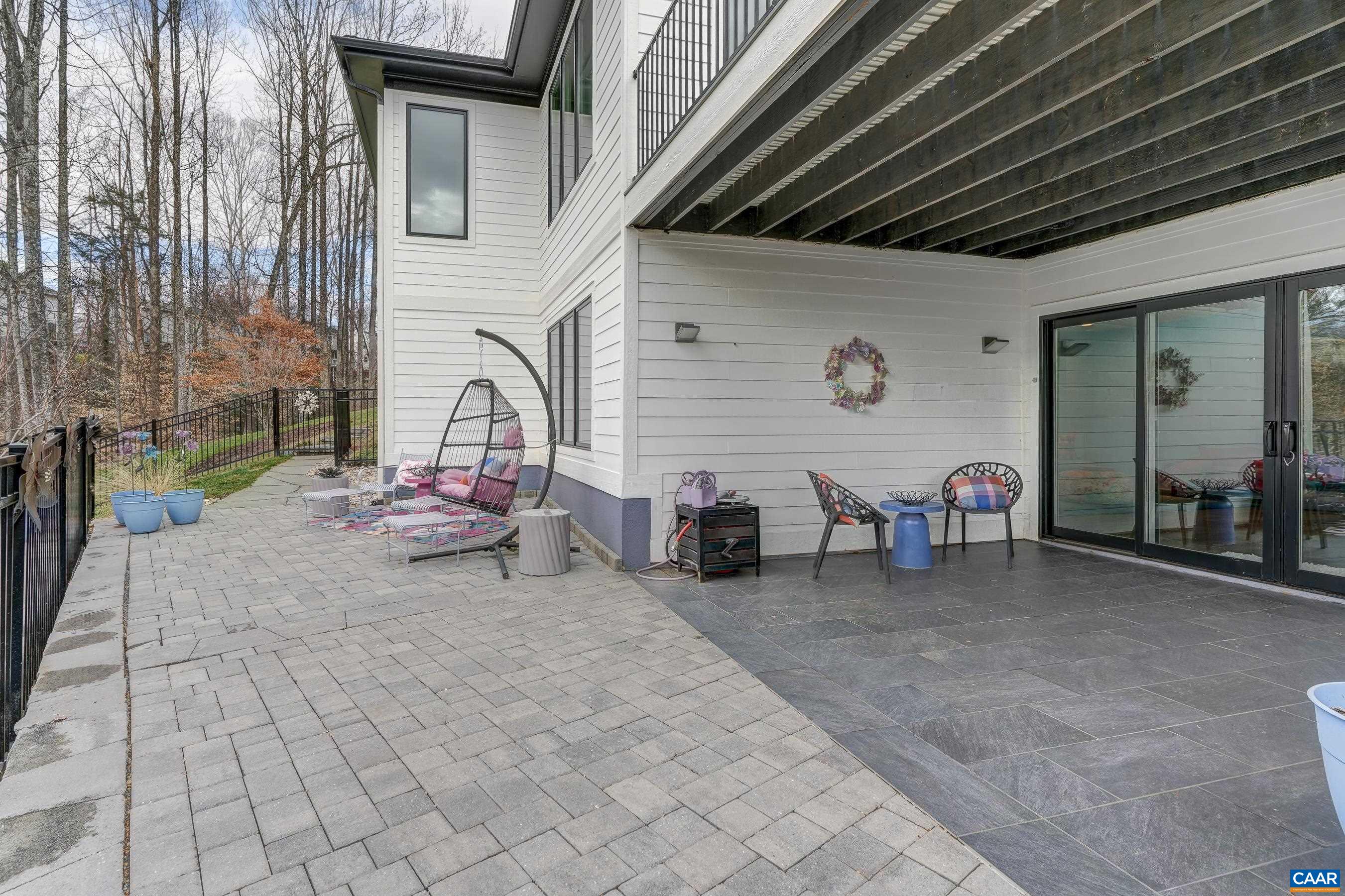 527 LOCHLYN HILL DR