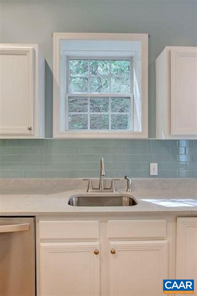 916 LOCUST LN