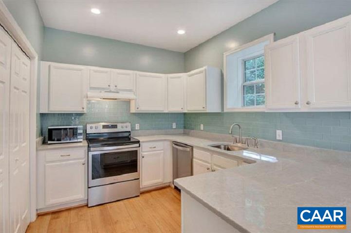 916 LOCUST LN