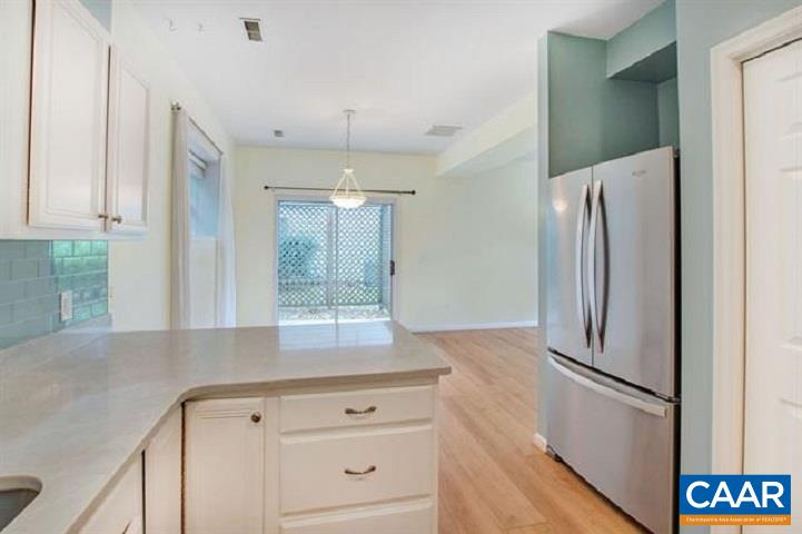 916 LOCUST LN