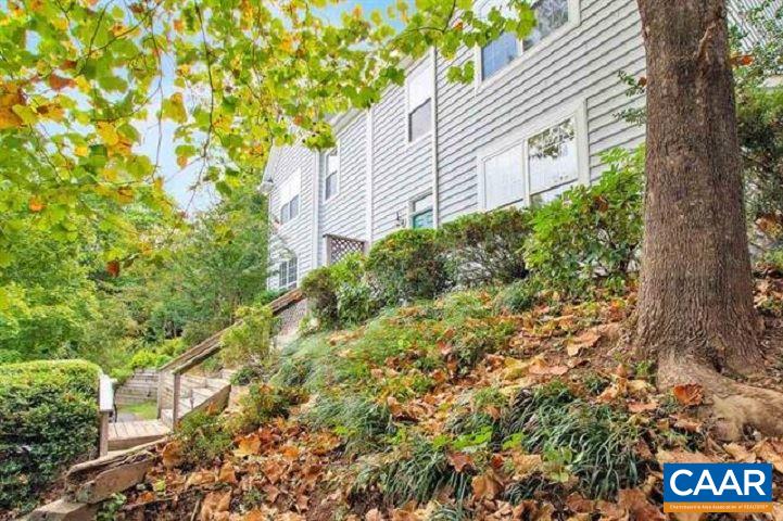 916 LOCUST LN