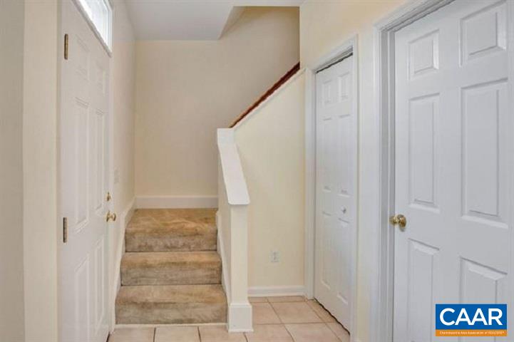916 LOCUST LN