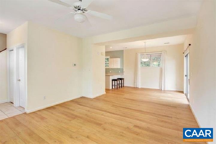 916 LOCUST LN