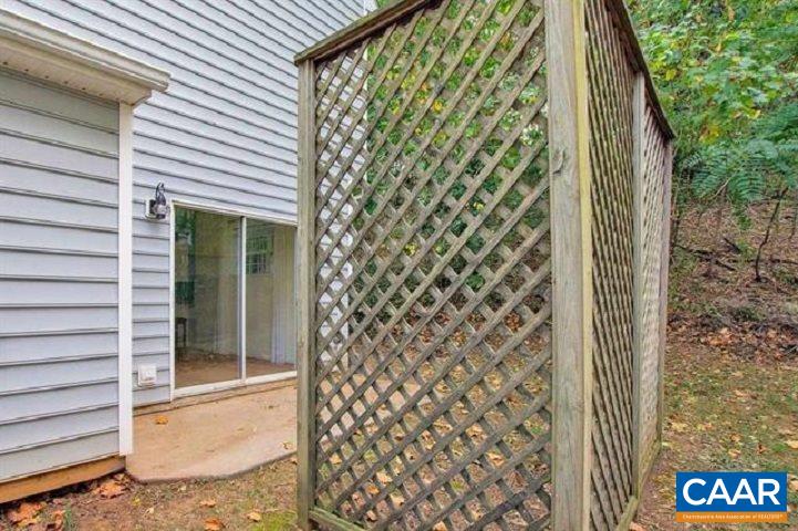 916 LOCUST LN