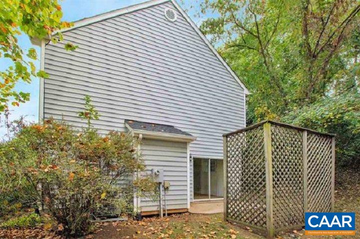 916 LOCUST LN