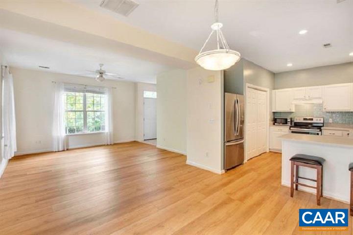 916 LOCUST LN