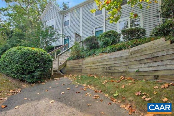 916 LOCUST LN