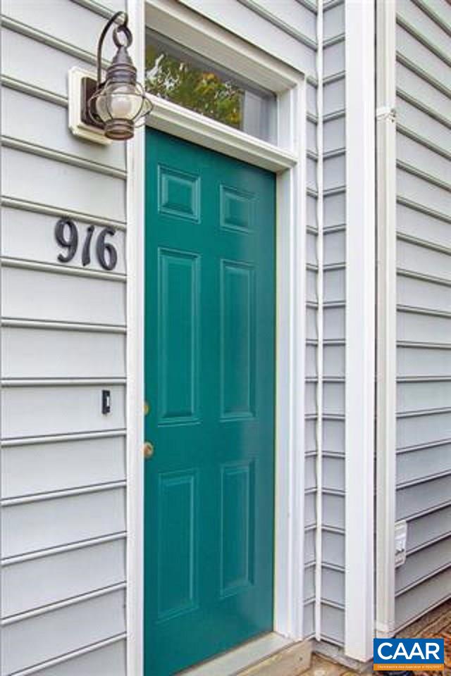 916 LOCUST LN