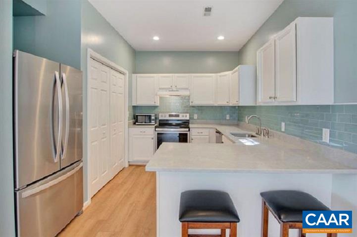 916 LOCUST LN
