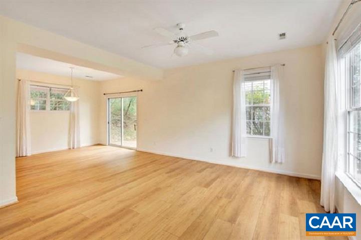 916 LOCUST LN