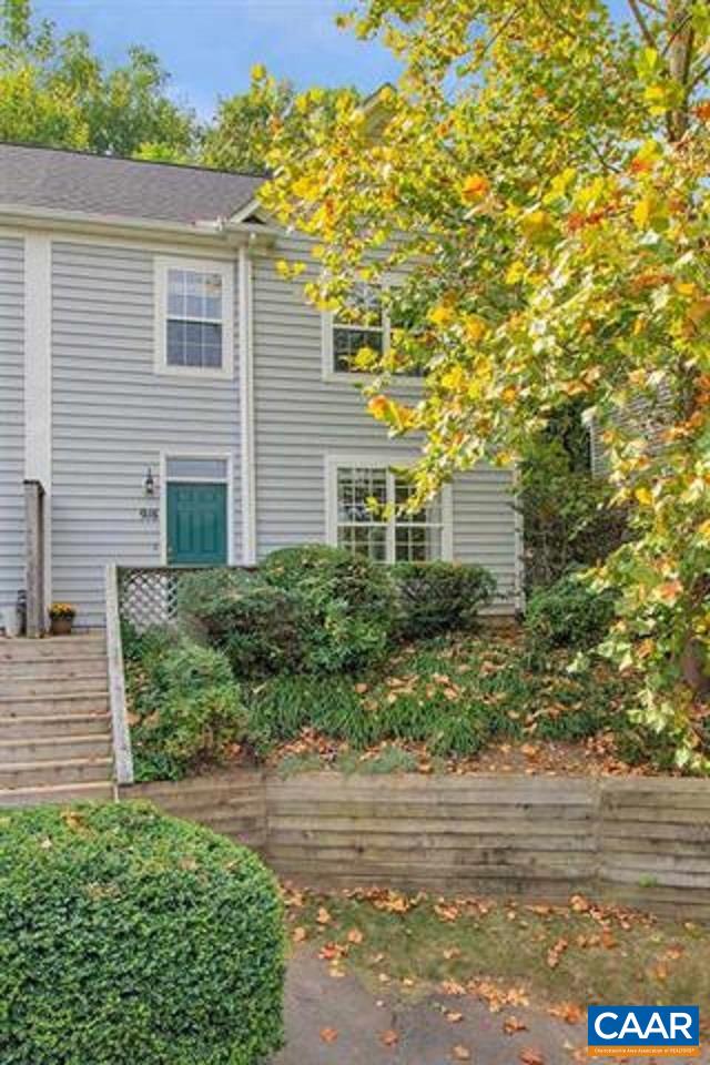 916 LOCUST LN