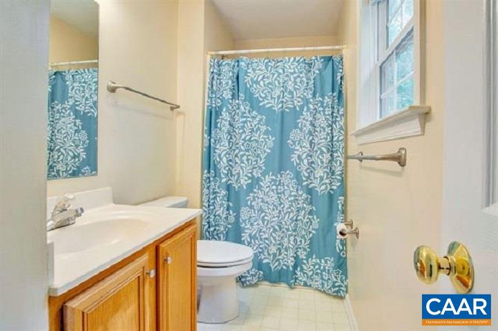 916 LOCUST LN