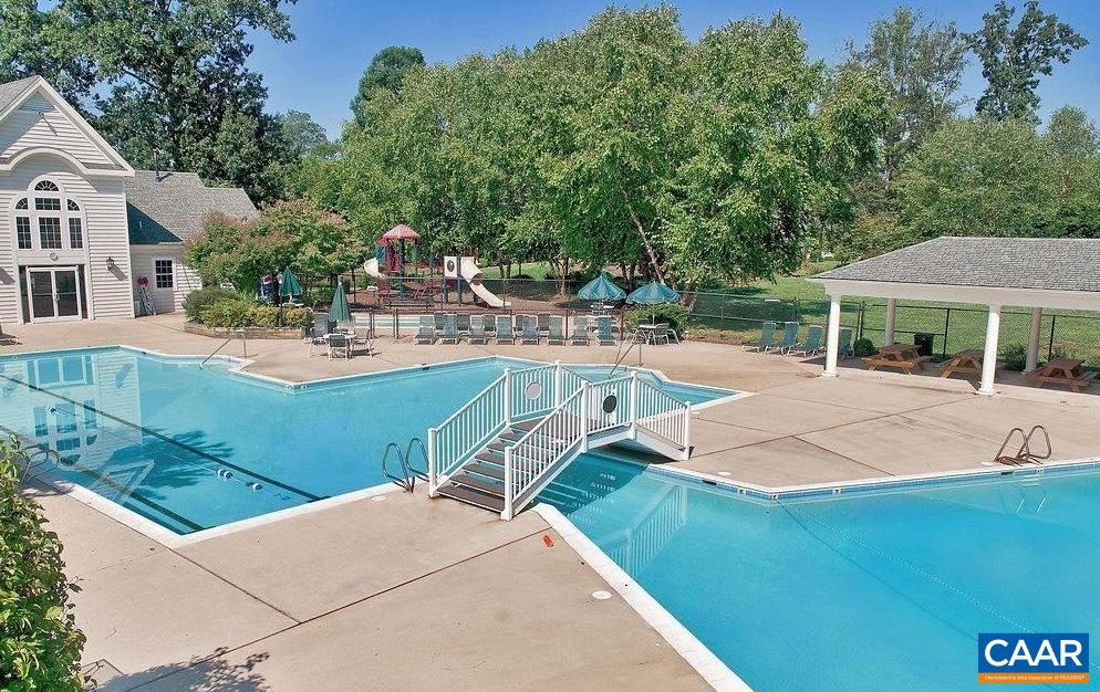 860 CHARTER OAKS DR