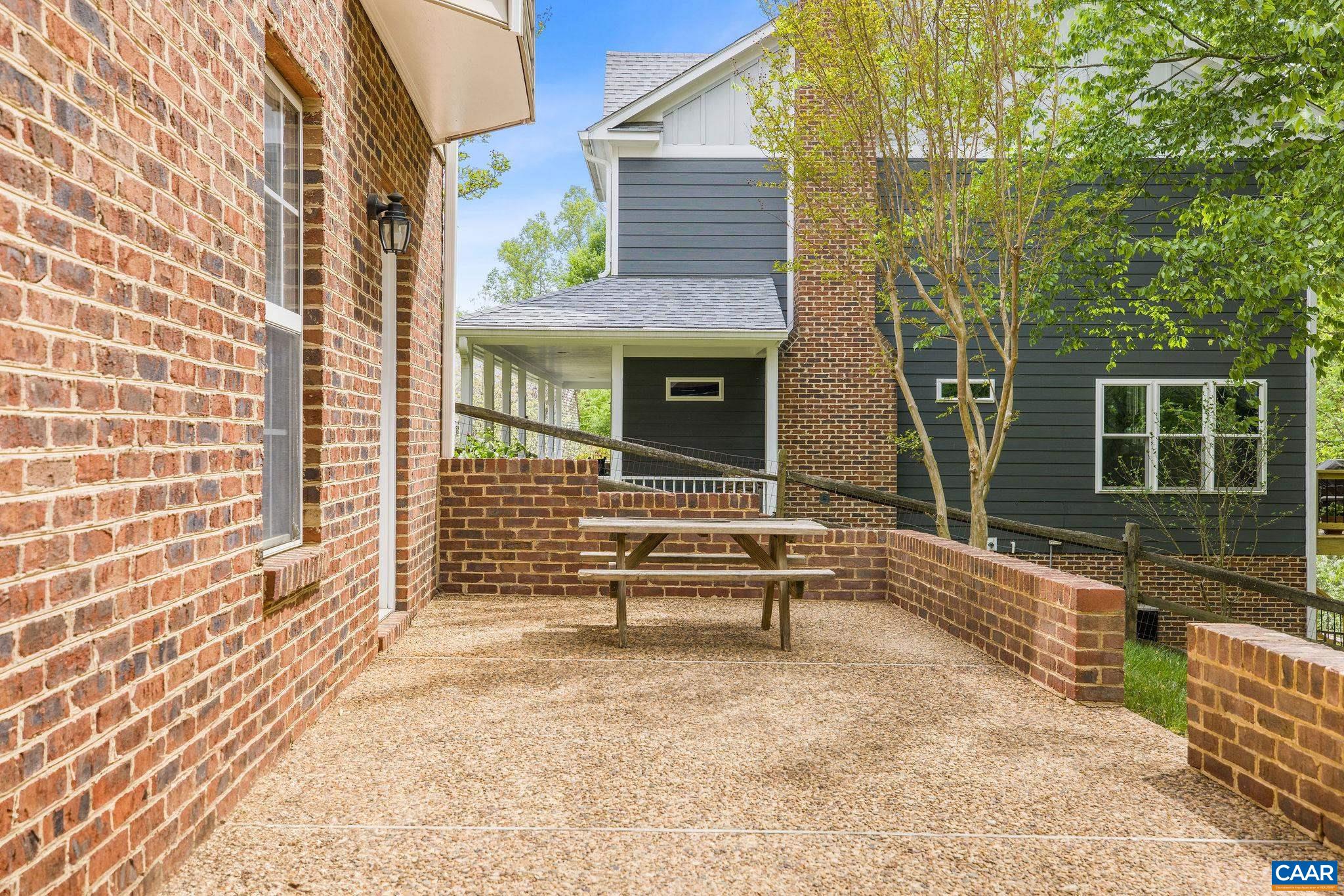 860 CHARTER OAKS DR