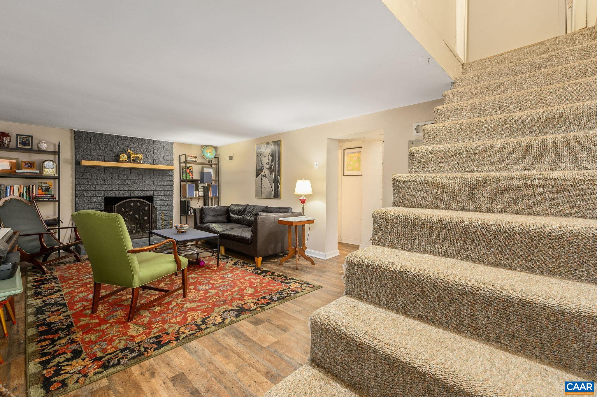 1092 SLATE HILL DR