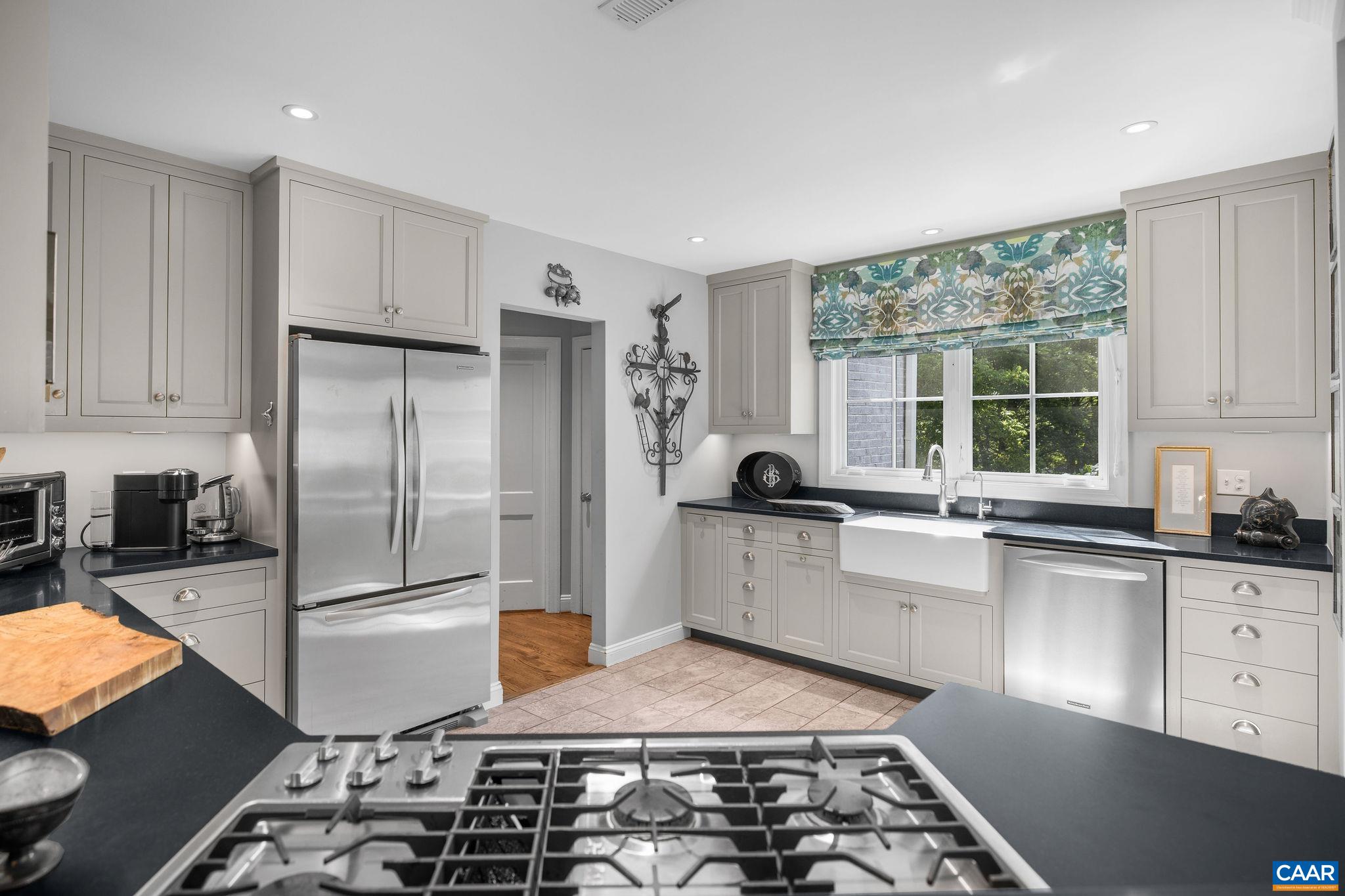 960 LOCUST AVE