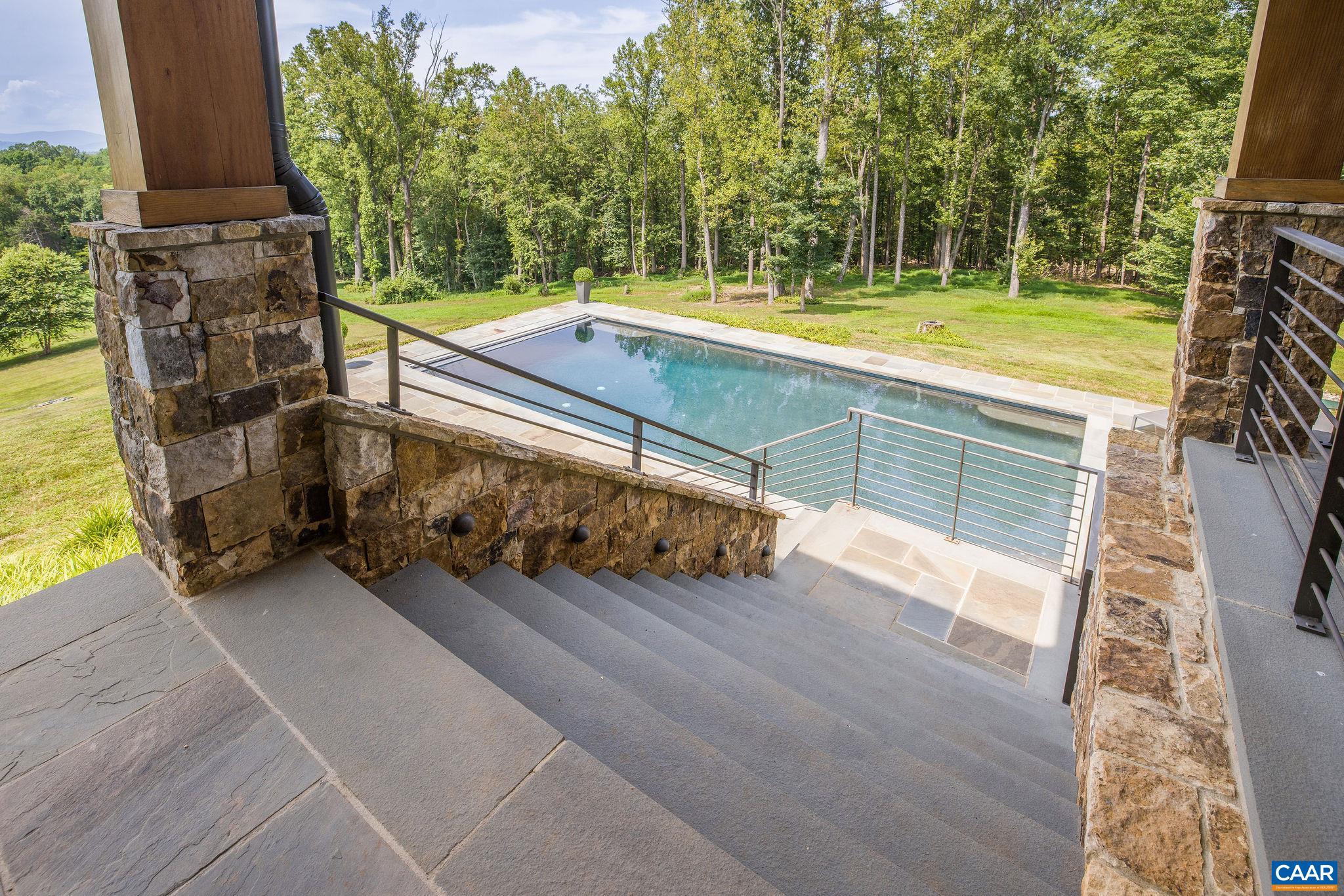 111 FALCON DR