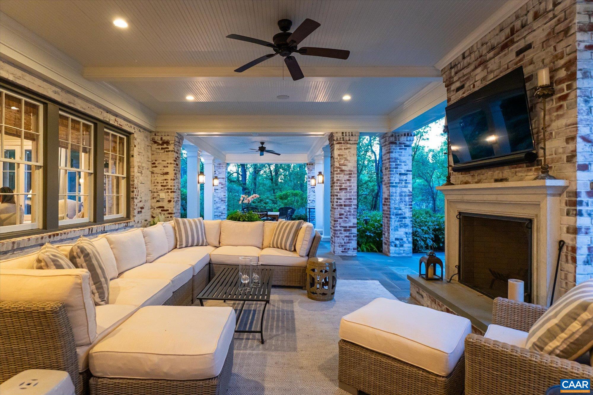 325 FARMINGTON DR