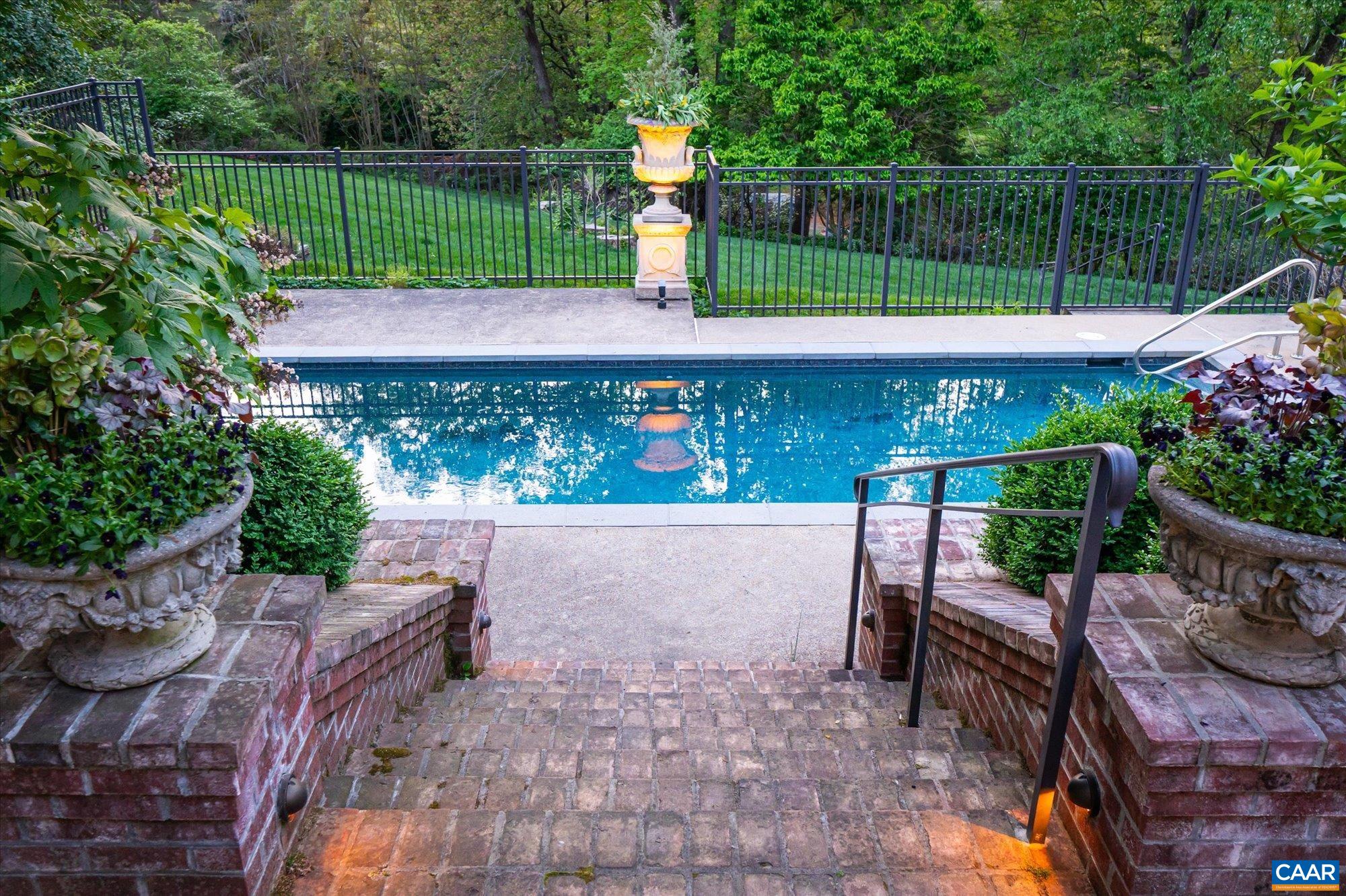 325 FARMINGTON DR