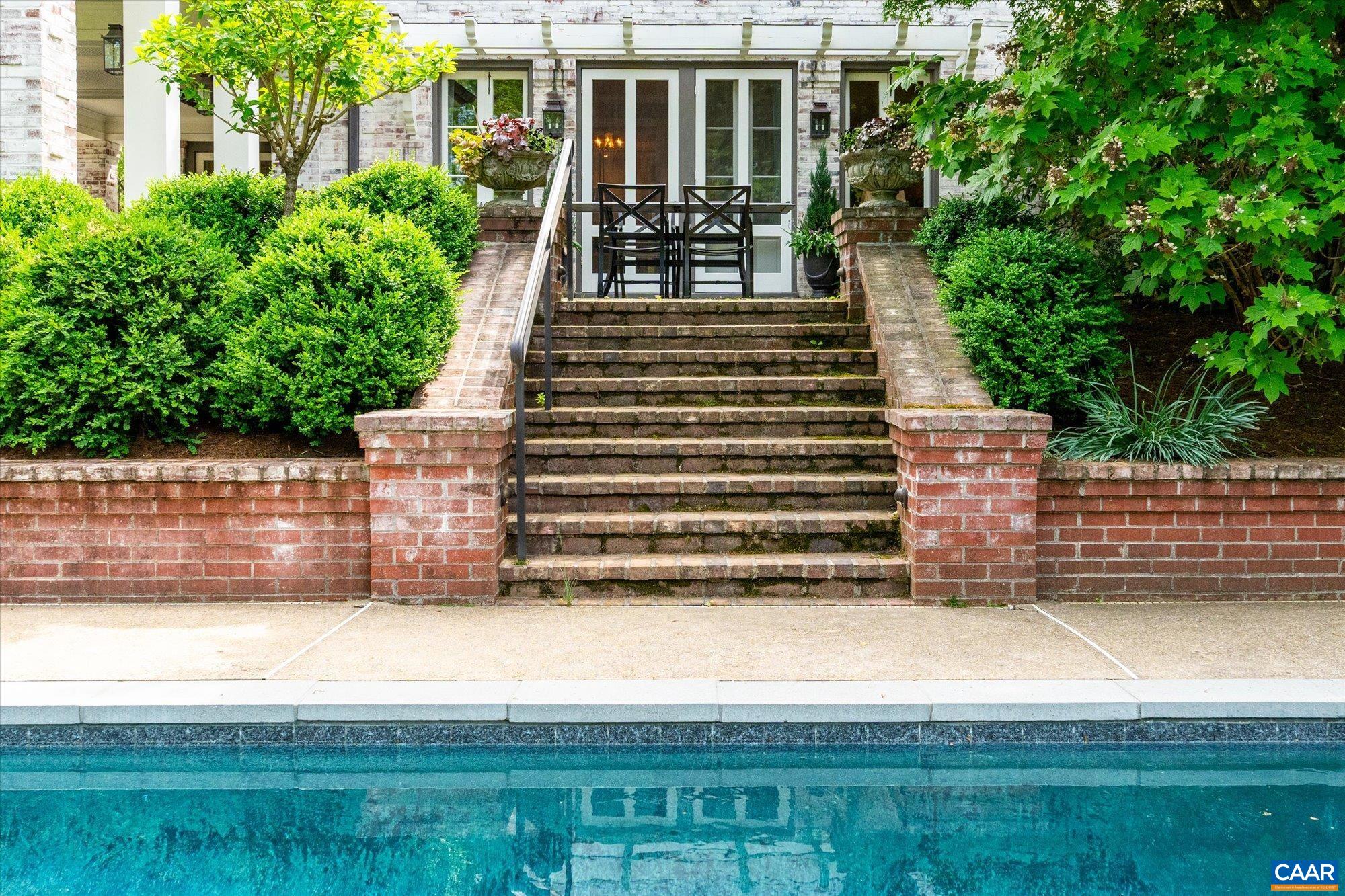 325 FARMINGTON DR