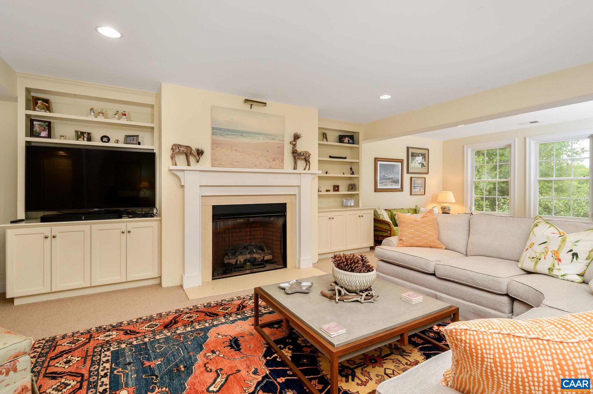 643 EIGHT WOODS LN