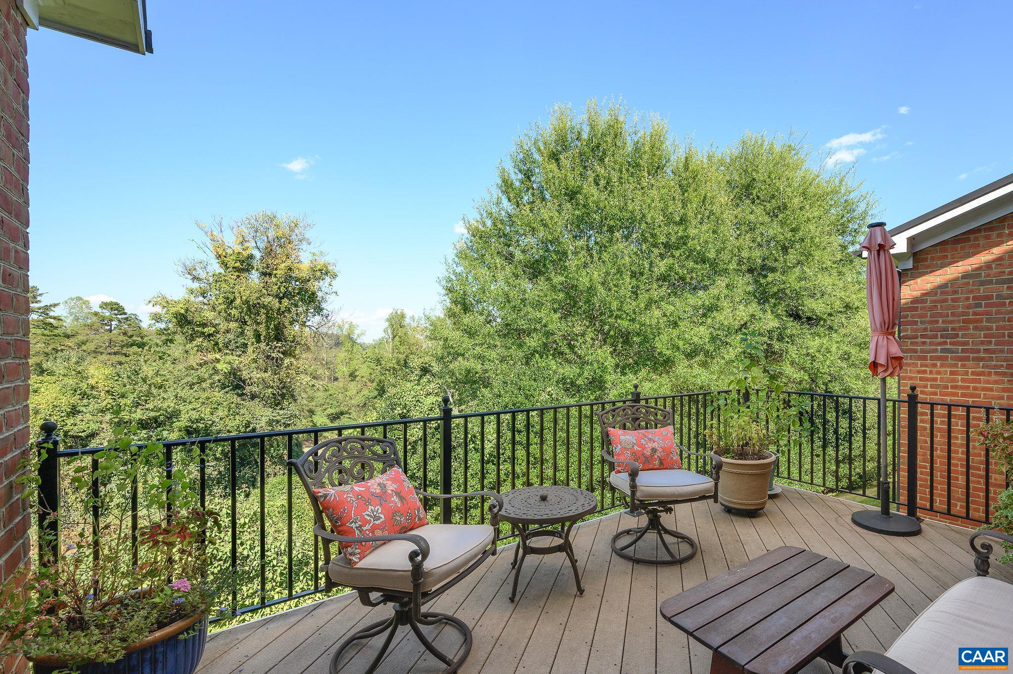 643 EIGHT WOODS LN
