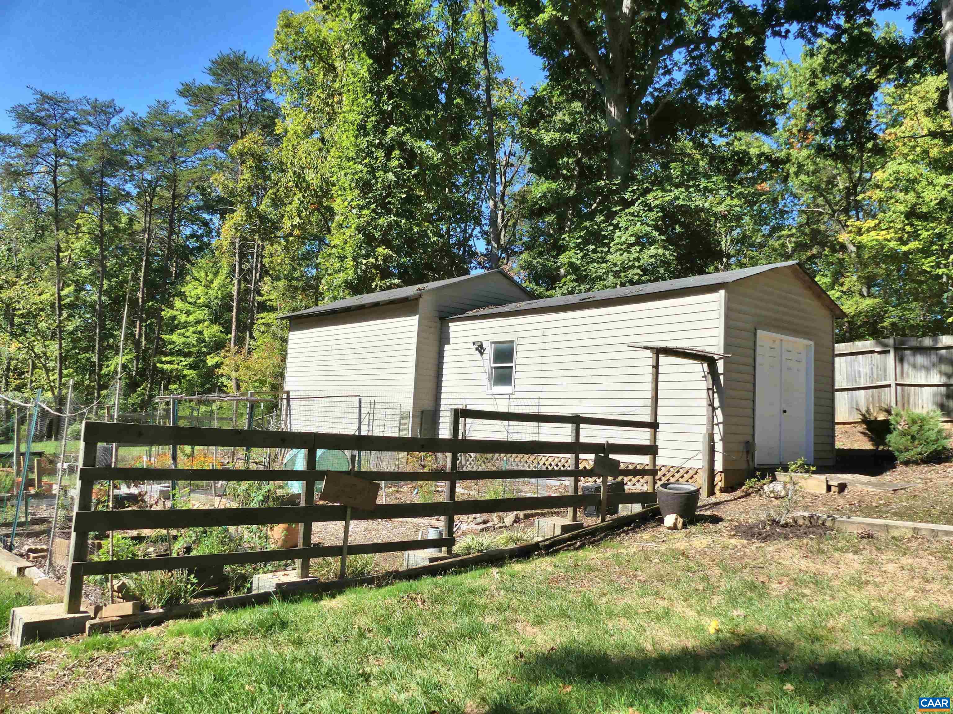 4599 WOODS EDGE CT