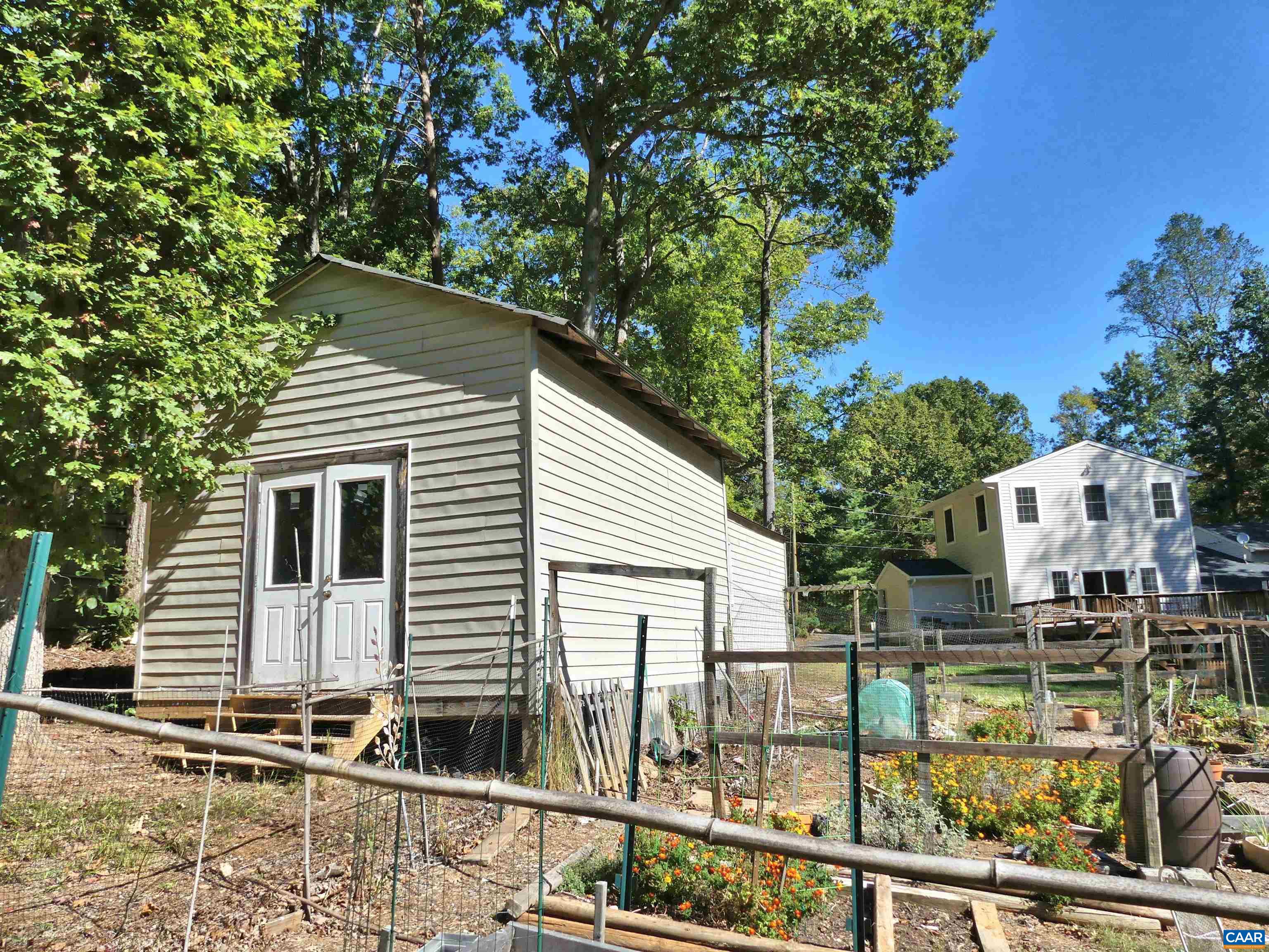 4599 WOODS EDGE CT